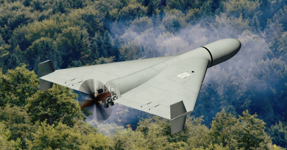 Imaginea surprinde o dronă militară de tip Shahed în zbor la joasă altitudine, deasupra unei păduri dese.