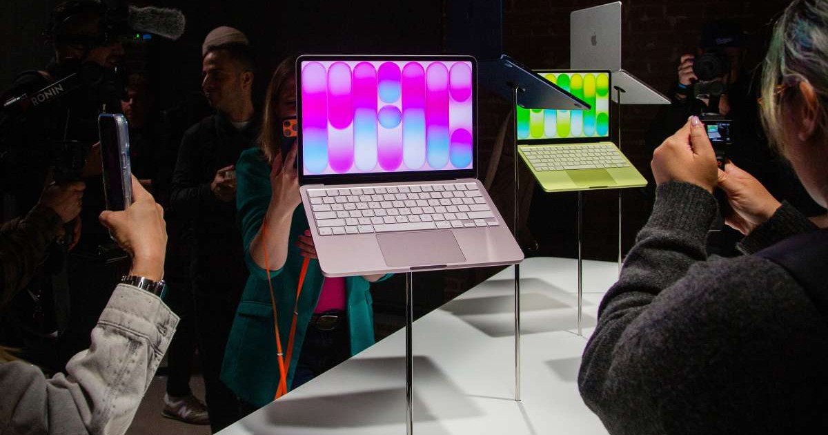 Două laptopuri Apple MacBook Neo, prezentate în cadrul evenimentului de lansare.