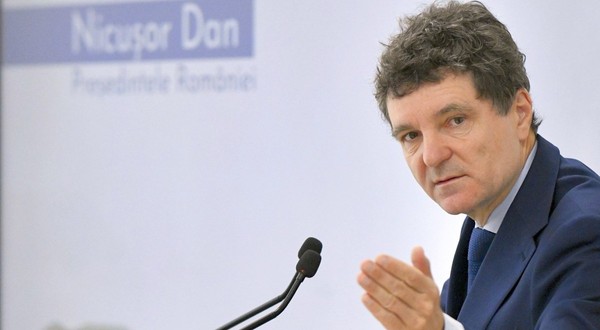 Nicușor Dan a atacat la CCR legea care permite primăriilor să dea 1 million euro pe cluburilor private. Foto: Hepta