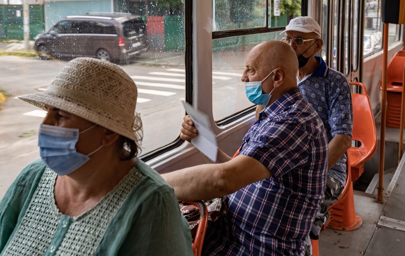 REPORTAJ. „Ne-a nenorocit!” versus „Poate așa vor face niște îmbunătățiri”. Ce spun bucureștenii despre scumpirea biletelor STB