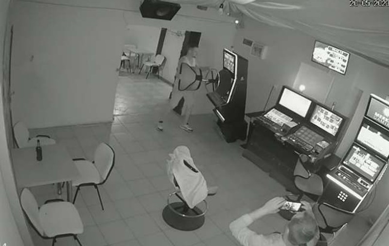 Un bărbat din Timiș a spart aparatele de jocuri de noroc cu un scaun, din răzbunare. Momentul, surprins de camerele de supraveghere