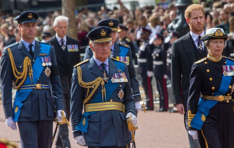 Prințul Harry și regele Charles ar pregăti de câteva săptămâni, în secret, marea împăcare. Prințul William nu face parte din planul lor