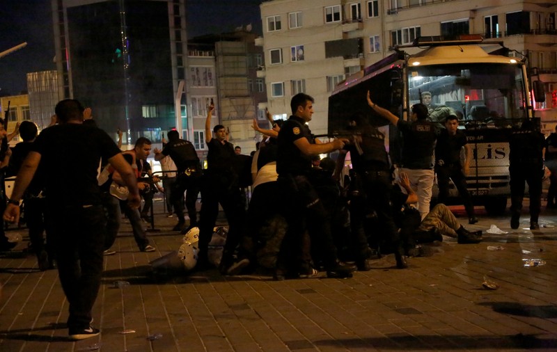 Fotografie virală din Turcia | Un polițist a fost "sfidat" de  o pisică