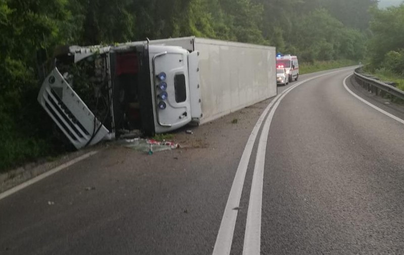 Trafic îngreunat în Sibiu. Un TIR s-a răsturnat, șoferul a consumat alcool la volan