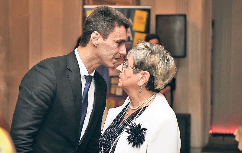 Mircea Badea nu se lasă de fusta mamei