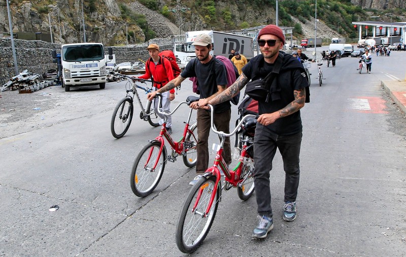 Biciclete de copii, mașini de poliție care transportă fugari și multă mită. Rețeta prin care mulți ruși reușesc să plece din țară, ca să scape de mobilizare