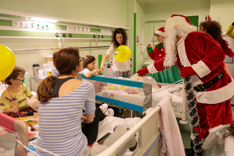Voluntarii de la Taxiul cu bomboane, în vizită într-un salon