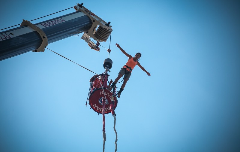 O adolescentă care voia să facă bungee jumping a sărit fără coardă, din cauza "englezei slabe" a instructorului. Ea ar fi confundat "No jump" cu "Now jump"