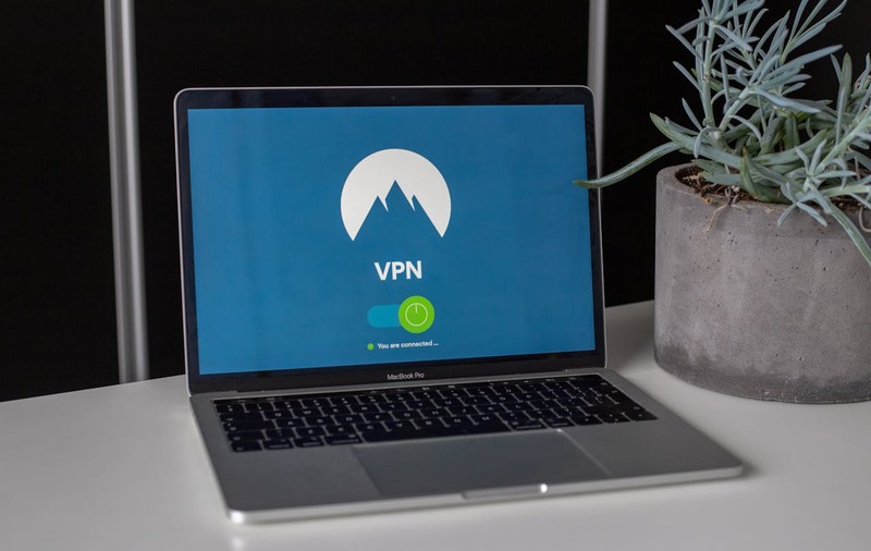 Beneficiile unui VPN dedicat față de un VPN comercial standard