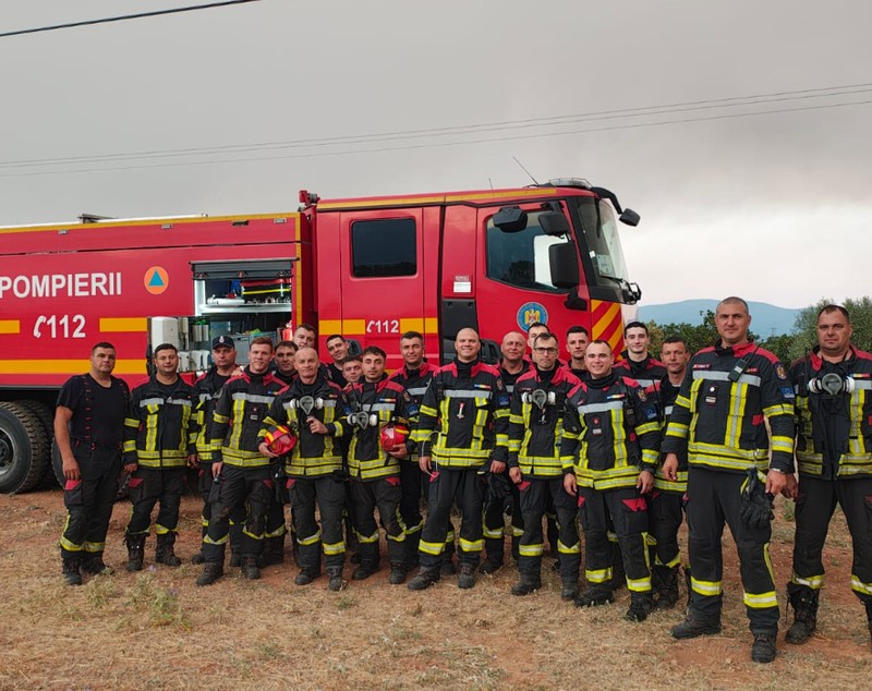 Pompierii români au luptat toată noaptea cu incendiile din Grecia: misiune critică în Attica pentru salvarea caselor și animalelor din calea flăcărilor