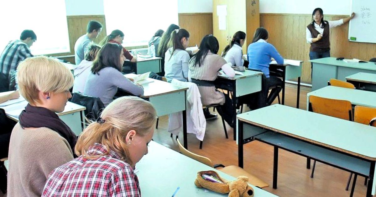 Ce faci dacă nu te-ai înscris la Evaluarea Națională pentru clasa a 8-a. Elevi, in bănci, la un examen