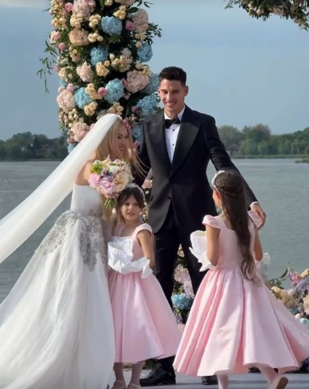Imagini emoționante cu valsul mirilor de la nunta Andreei Bălan și Victor Cornea. Au făcut spectacol în fața invitaților