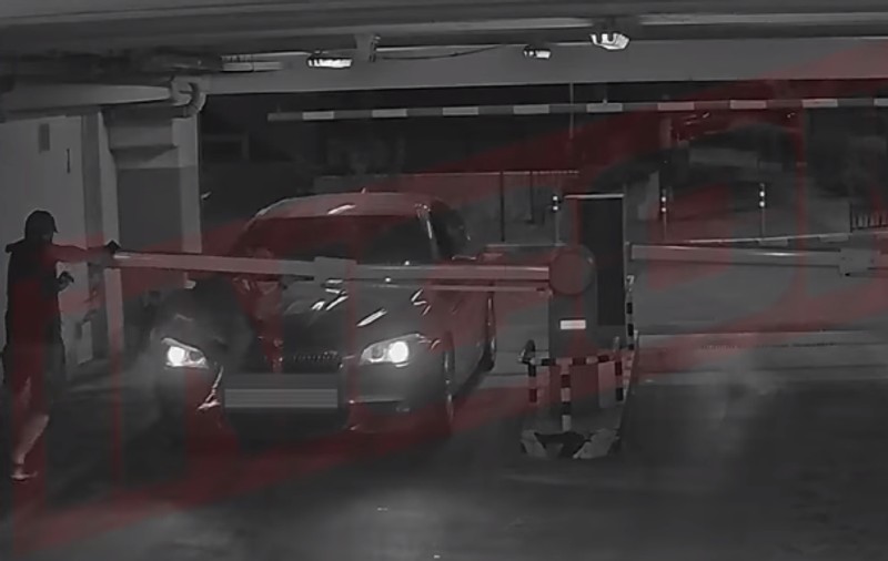 Un șofer și-a lăsat mașina în modul „Drive” și a coborât, bolidul a plecat de pe loc, a distrus bariera și l-a luat pe capotă, într-o parcare din Ploiești