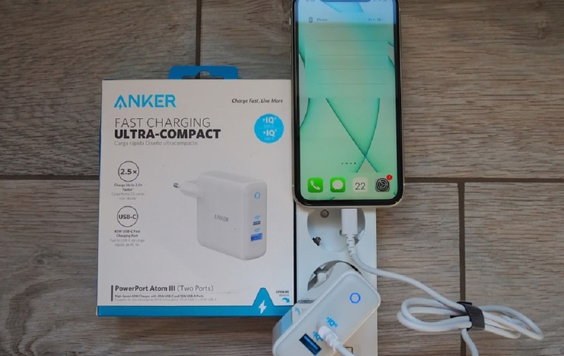 Imagine cu un încărcător de telefon conectat la priză