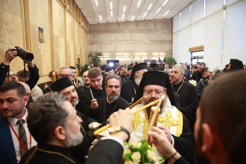 Sfânta Lumină de la Ierusalim a ajuns în România, pe Aeroportul Internațional Otopeni. Foto: Eli Driu (Libertatea)