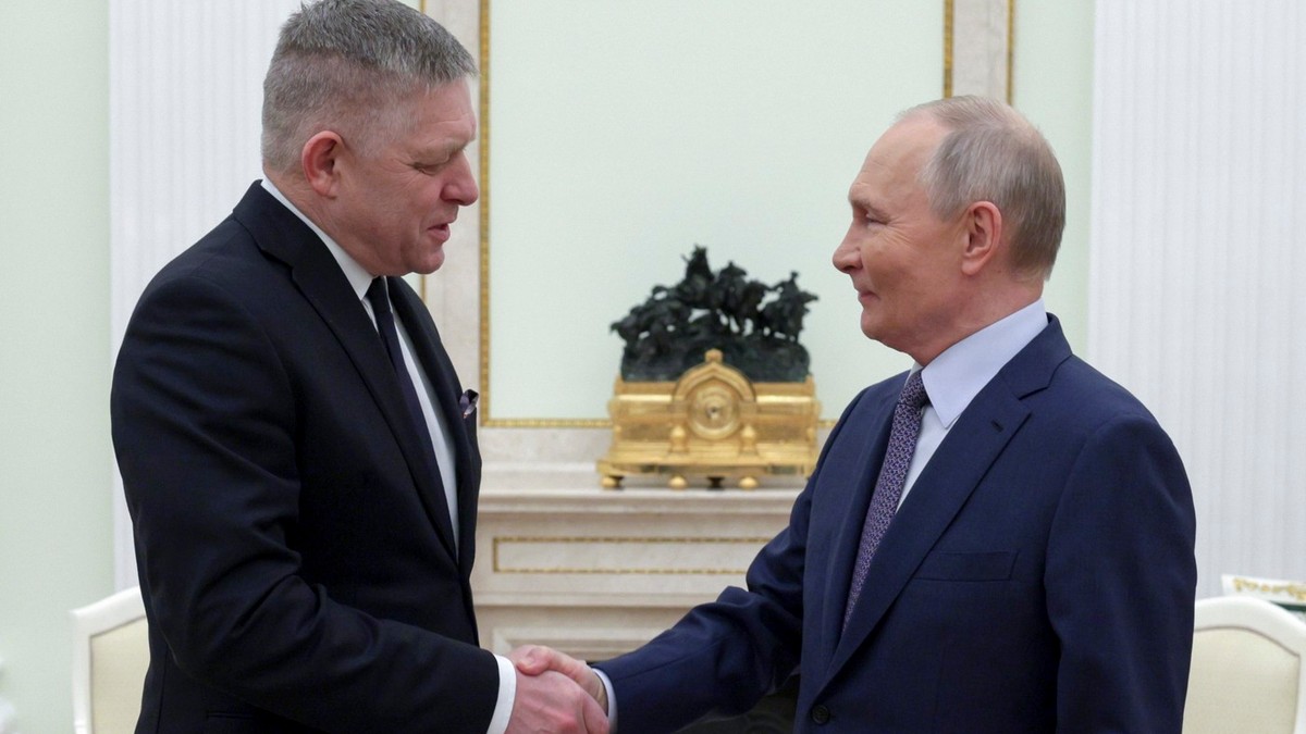 Robert Fico, premierul Slovaciei (stânga) și Vladimir Putin (dreapta)