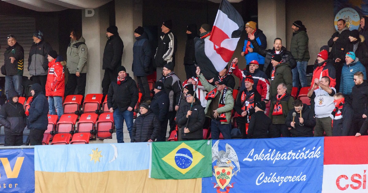 Suporteri ai echipei FK Csikszereda cu mai multe steaguri