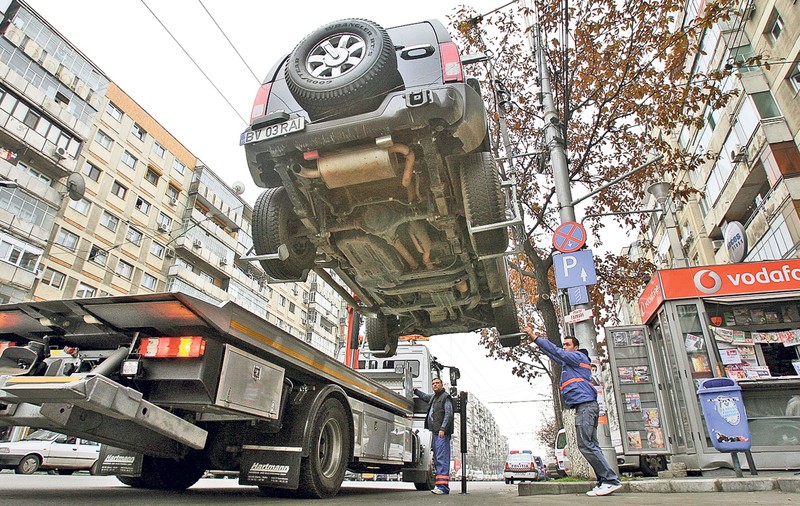 Ridicarea mașinilor e ilegală! «Hingherii» de autovehicule parcate neregulamentar, trași pe dreapta