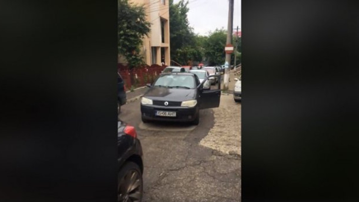 O șoferiță din Iași a blocat 75 de mașini. A parcat neregulamentar și a închis o stradă