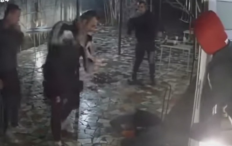 VIDEO | Un bărbat din Olt, rupt în bătaie cu o rangă din fier, la terasa unui bar. Agresorul a fost reținut de polițiști