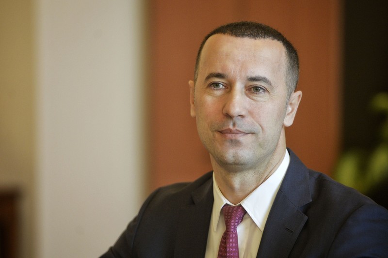 Senatorul Iulian Dumitrescu participa la sedinta Comisiei pentru aparare, ordine publica si siguranta nationale in care se discuta situatia Clubului Sportiv al Armatei Steaua Bucuresti, marti 11 aprilie 2017. ANDREEA ALEXANDRU / MEDIAFAX FOTO