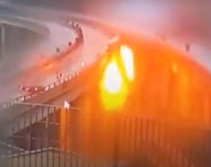 Momentul în care un camion explodează, când cade de pe un viaduct, a fost filmat. Șoferul a murit, pe o autostradă din Italia