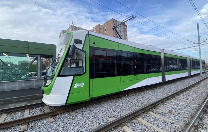 FOTO. Primele impresii ale bucureștenilor după ce au mers cu noile tramvaie de pe linia lui 41: „Mult mai înghesuite, dar frumoase și călduroase”