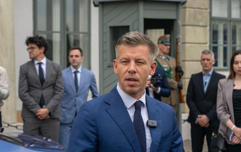 Péter Magyar a vizitat Palatul Prezidențial și l-a zărit pe Viktor Orbán la balconul vecin: „Ca-n filme”