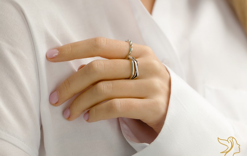 Bijuterii versatile, pe care orice femeie le adoră - iată topul inelelor din argint, pentru femei