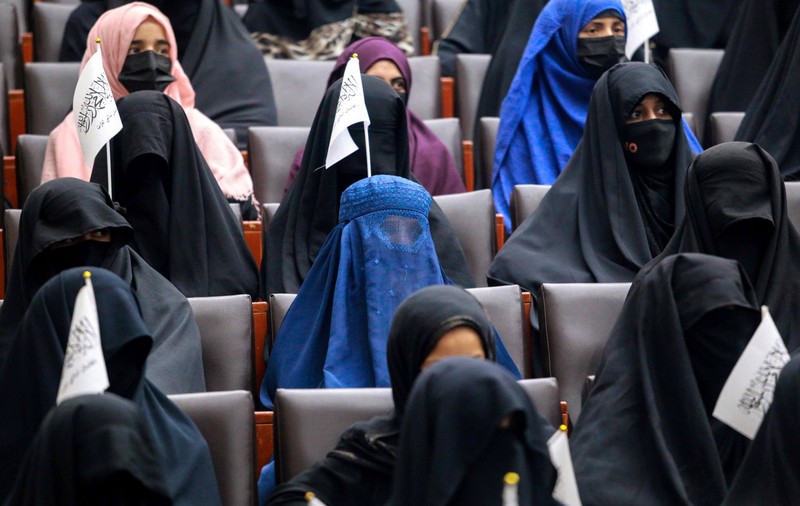 Talibanii le-au interzis femeilor din Afganistan să predea sau să meargă la cursuri la Universitatea din Kabul