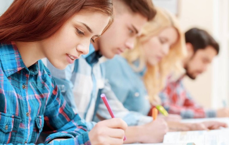stire 4 elevi-mari-examen-shutterstock
