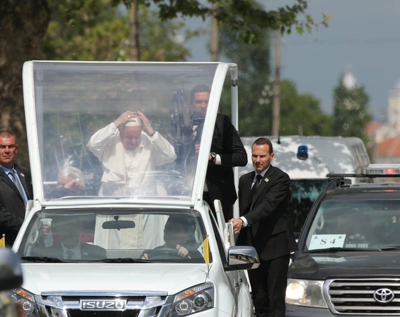 CORESPONDENȚĂ DIN BULGARIA/ Reporterii Libertatea l-au văzut pe Papa Francisc în vizita din Bulgaria și știu secretul unui salut sincer din papamobil. „San Lorenzo” a adus un zâmbet larg