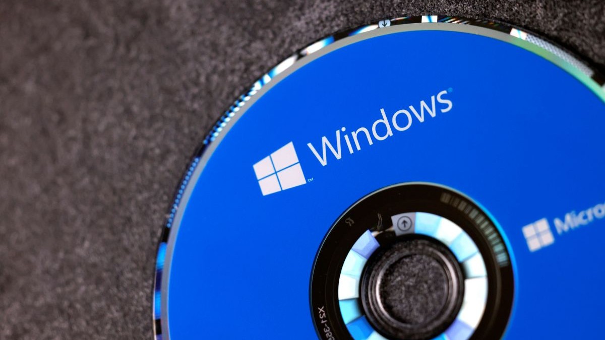 Un CD albastru de instalare cu Microsoft Windows 10, așezat pe o masă.