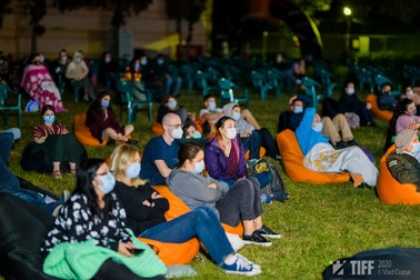 Proiecția Colectiv, 7 august 2020, Festivalul Internațional&nbsp;de&nbsp;Film Transilvania. (foto Vlad Cupșa). Publicul a purtat măști la toate spectacolele, chiar dacă derulate în aer liber și în condiții de distanță între scaune sau ”pufuri”