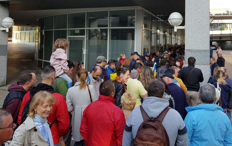 UPDATE | Comisia pentru alegeri în diaspora: Votul se va desfășura pe trei zile, iar cei aflați la coadă vor putea vota și după ora 21.00. Modificările la legislaţie intră săptămâna viitoare la vot în Parlament