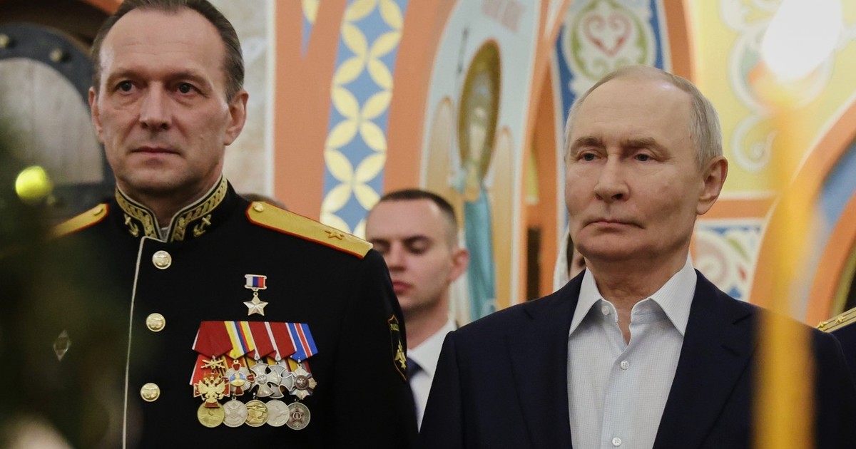Vladimir Putin (dreapta), fotografiat la slujbă alături de ofițerul GRU Aleksei Galkin Foto: Profimedia