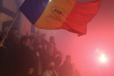 Reacție a unor membri și simpatizanți ai partidului AUR, alături de copreședintele acestuia, George Simion, în urma rezultatelor parțiale de la alegerile parlamentare, în București, duminică, 6 decembrie 2020. Inquam Photos / Sabin Cirstoveanu