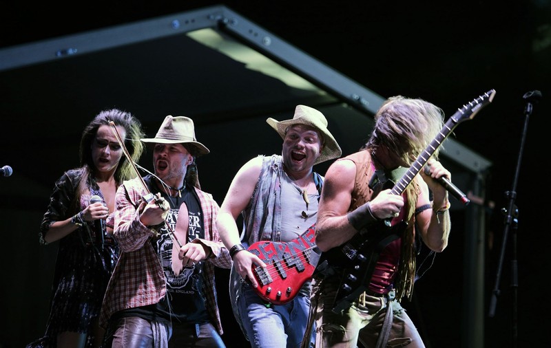 Spectacol pe scena Retro Music Festival 2019. Gestul făcut de unul dintre componenții trupei Rednex în fața tuturor