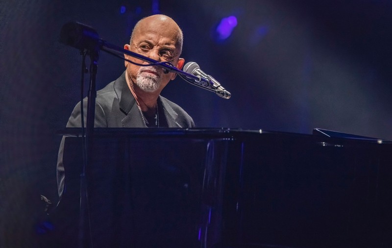 Momentul în care Billy Joel cade secerat pe scenă. Pianistul susținea un concert în SUA | VIDEO