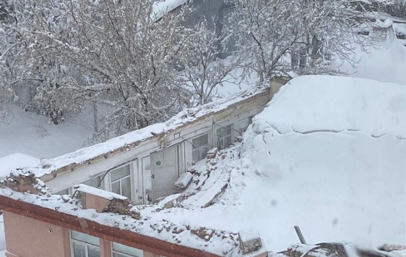 Acoperișul tipografiei Universității din Iași s-a prăbușit peste aparatură, din cauza zăpezii | FOTO