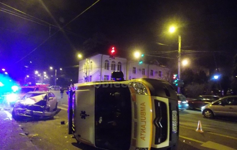 O ambulanță a fost răsturnată de un șofer în Suceava. Asistenta medicală și ambulanțierul au fost transportați la spital