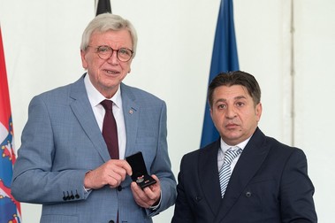 Volker Bouffier, prim ministrul landului Hesse, i-a înmânat lui Niculescu Păun medalia acordată postum fiului său. Foto: Profimedia Images