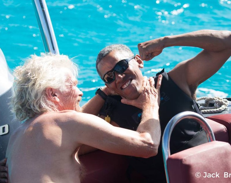 Obama se relaxează practicând surfingul. Fostul președinte al SUA își face de cap / GALERIE FOTO