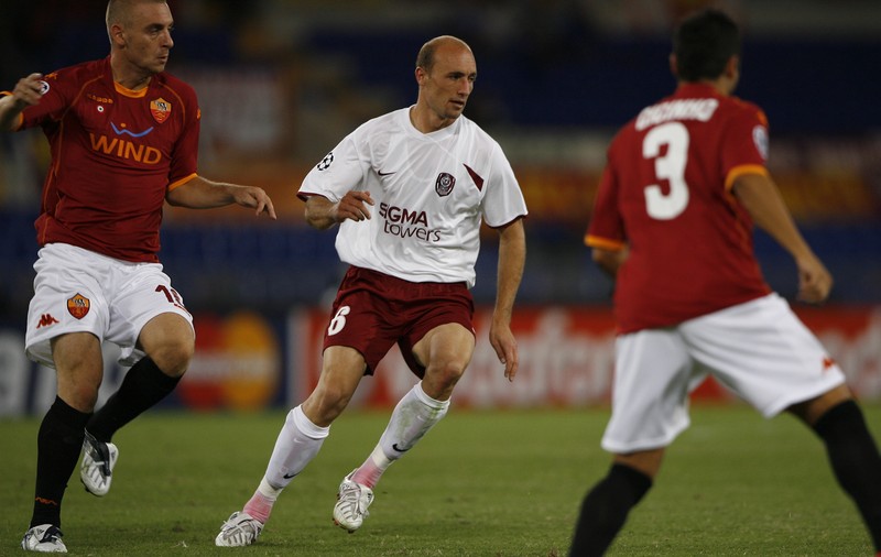 Revolta unui fost fotbalist de Champions League, care a ajuns să candideze la primăria unei comune de 3.000 de oameni: "Cum să nu ai asfalt în 2020?"