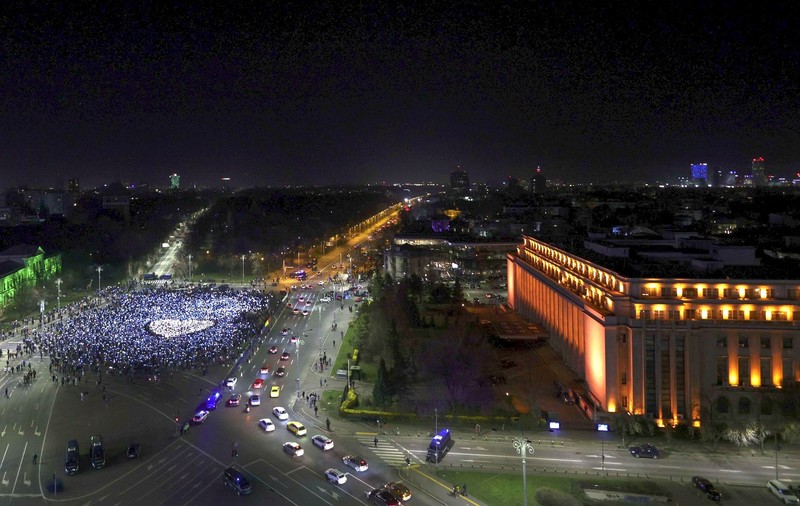 Cristian Tudor Popescu, după ce a văzut câți oameni au venit la mitingul EuRo Manifest din Piaţa Victoriei: „Mi-am luat medicamentele”