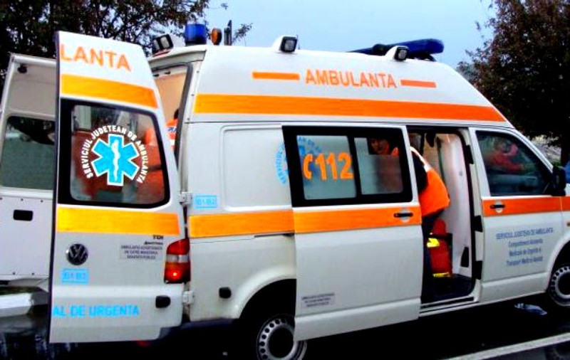 Un bărbat și-a dat foc din greșeală într-o parcare din Căciulata. Polițiștii care l-au salvat sunt considerați eroi