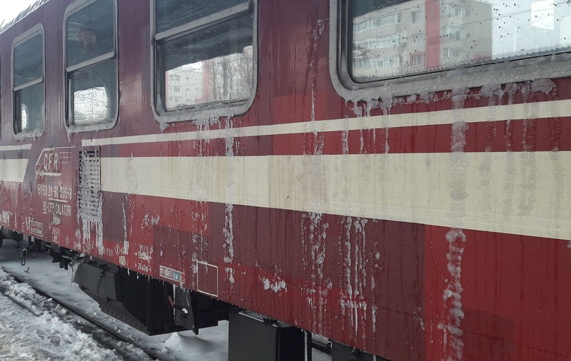 UPDATE/ Sute de oameni, blocați de ore bune în trenuri, în vestul țării! Un tren a fost pus în mișcare după 9 ore! Șase garnituri care vin spre București sunt afectate de vremea rea
