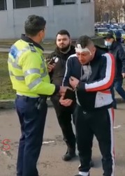 Ismet Okurogullari, încătușat, în fața spitalului din Constanța. Foto: Captură video