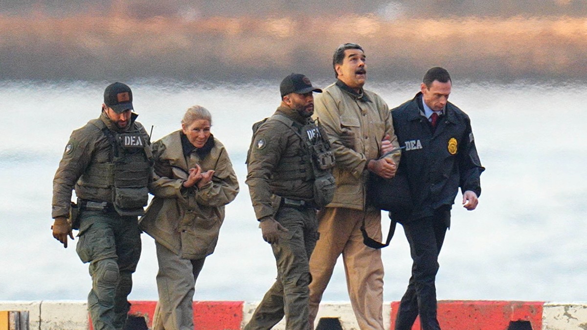 Nicolas Maduro și soția sa Cilia Flores, escortați spre tribunal de agenția DEA Foto: Profimedia