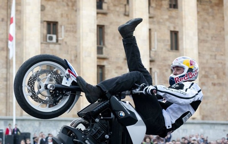 Chris Pfeiffer, celebrul Streetbike freestyler, vine la Bucureşti
